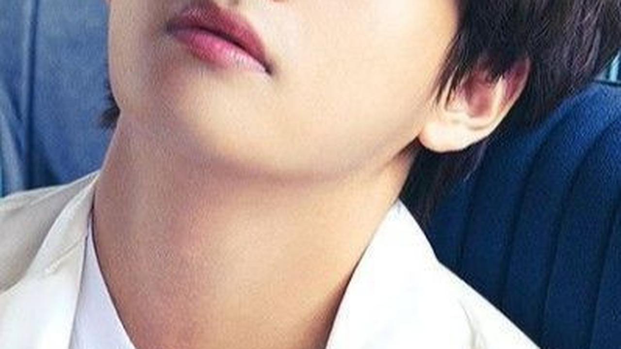 Dengan pencapaian ini, V BTS menjadi artis solo pertama dalam sejarah Hanteo yang berhasil menjual lebih dari 2 juta kopi album dalam satu minggu.
