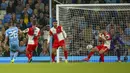 Manchester City berbalik unggul 2-1 pada menit ke-43. Gol dicetak Riyad Mahrez yang menyambar umpan yang disodorkan Joshua Wilson-Esbrand. (AP/Dave Thompson)