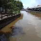 Kondisi anak Sungai Musi tepatnya di Sungai Sekanak Palembang dengan warna air keruh dan sampah yang menggenang (Liputan6.com / Nefri Inge)
