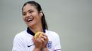 Petenis Inggris, Emma Raducanu terlihat mengenakan jersey Timnas Inggris saat sesi latihan menjelang turnamen Wimbeldon di The All England Lawn Tennis and Croquet Club, London, Inggris, Minggu (30/06/2024) waktu setempat. (AP Photo/John Walton)