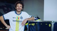 Valentino Rossi dengan jersey "Rossi 46"&nbsp;kolaborasi dengan klub sepak bola favoritnya, Inter Milan. (www.inter.it)