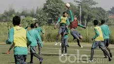 Kiper seleksi Timnas Indonesia U-16, Dimas Maulana, berusaha menghalau bola saat latihan di POR Pelita Jaya, Sawangan, Rabu (29/03/2017). Dalam seleksi ini akan terpilih 25 pemain dari 55 pemain yang mengikuti seleksi. (Bola.com/M Iqbal Ichsan)