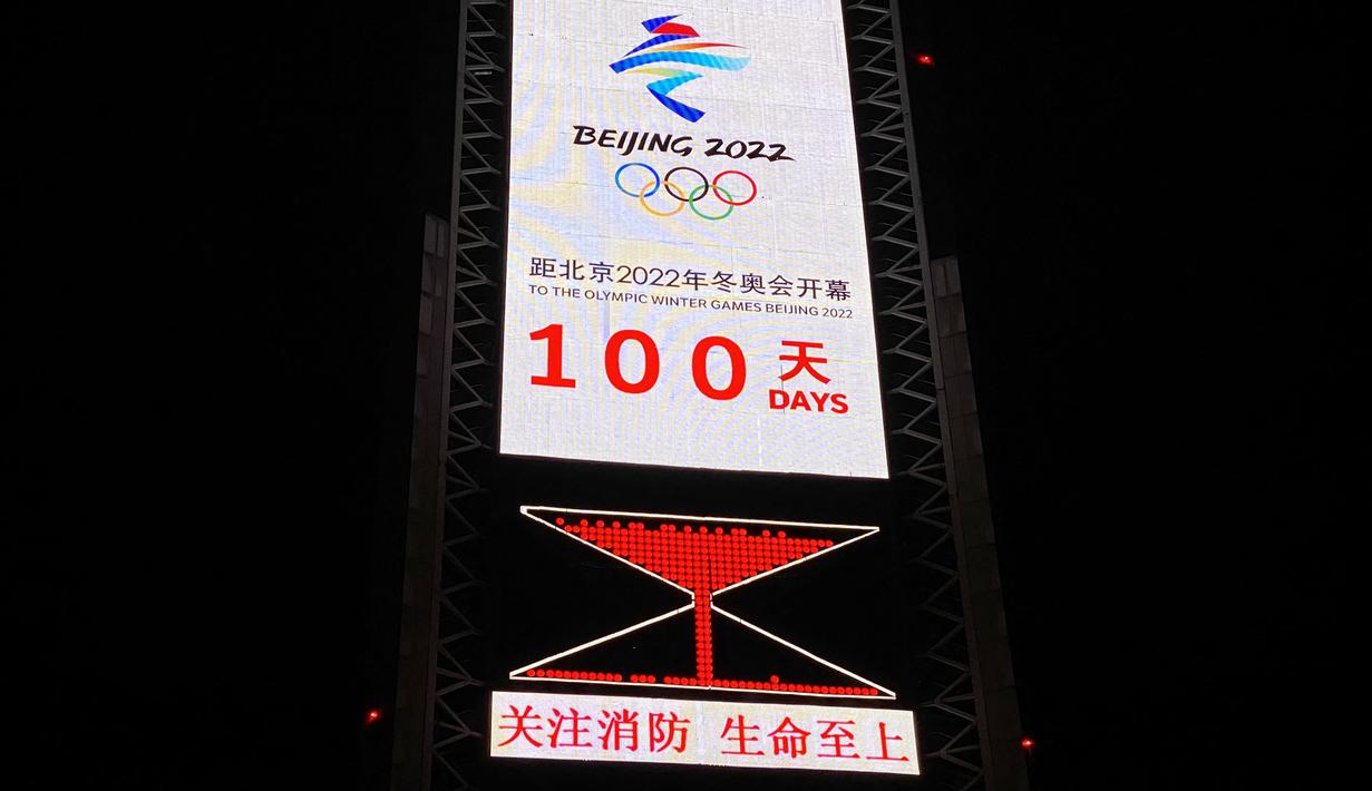 Jam hitung mundur menunjukkan 100 hari menuju pembukaan Olimpiade Musim Dingin Beijing 2022, di Olympic Park di Beijing, Selasa (26/10/2021). Olimpiade Musim Dingin Beijing 2022 akan berlangsung 4 hingga 20 Februari. (LEO RAMIREZ / AFP)