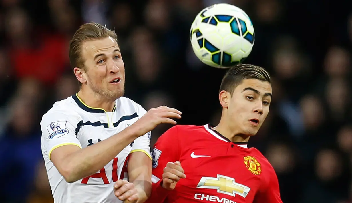 Gelandang Manchester United, Andreas Pereira berebut bola udara dengan pemain Tottenham Harry Kane saat Laga Liga Premier Inggris di Stadion Old Trafford, Inggris(15/3/15). Manchester United menang 3-0 atas Tottenham Hotspur. (Reuters/Carl Recine)