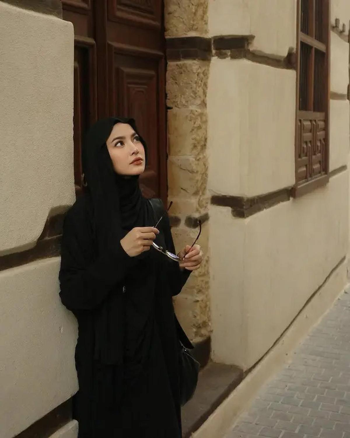 6 Potret Mahalini Pakai Hijab Meleyot di Tanah Suci, Sule Puji Penampilan Menantu