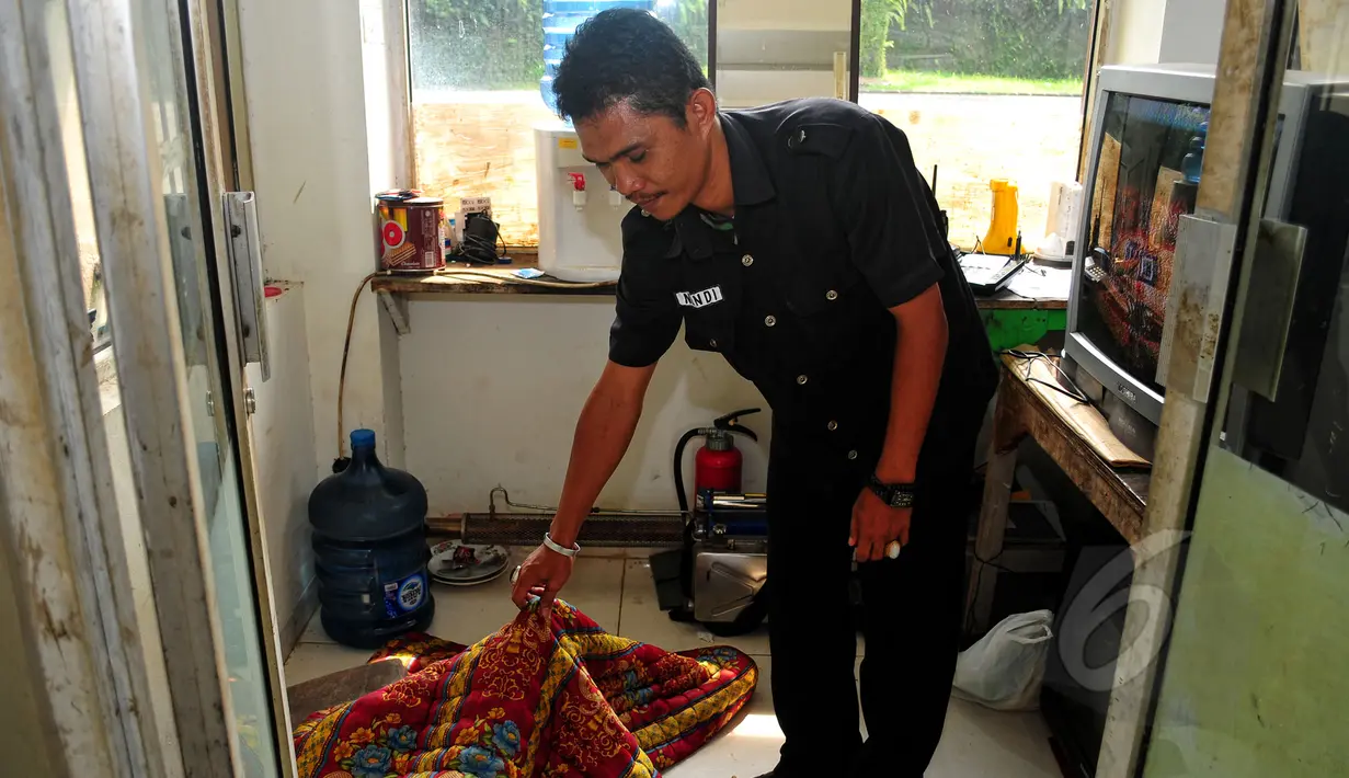 Petugas satpam menunjukkan kasur yang digunakan DN untuk tidur di sebuah pos jaga di Perumahan Citra Gran, Cibubur, Jumat (15/5). Sebelumnya, KPAI dan Polda Metro Jaya mengamankan orangtua yang diduga menelantarkan 5 anaknya. (Liputan6.com/Yoppy Renato)