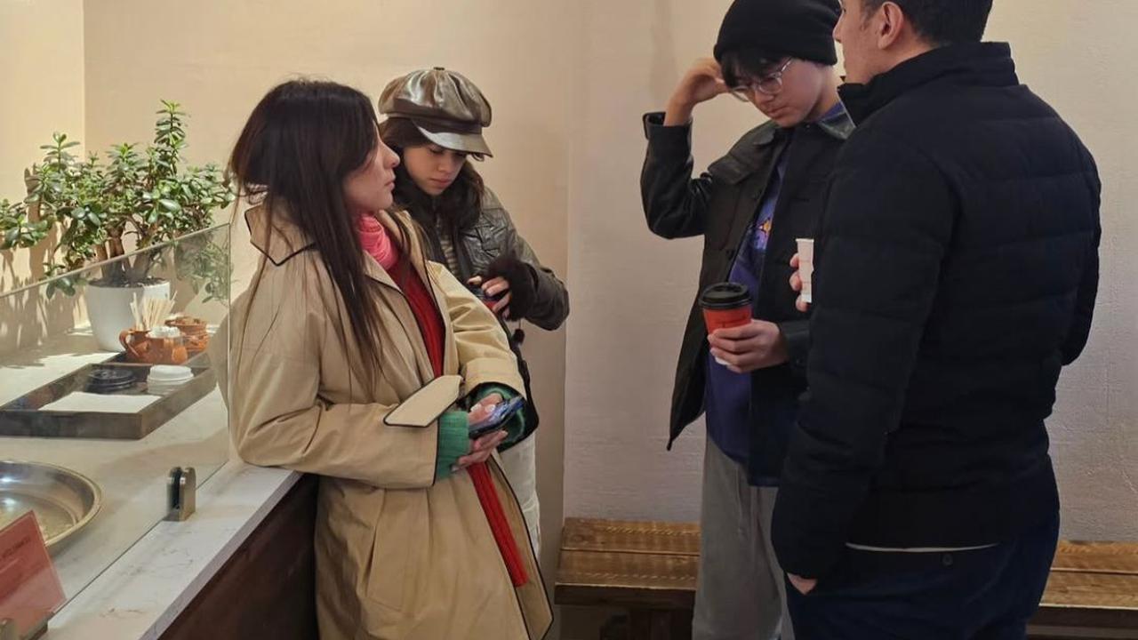 7 Potret Gaya Elegan Wulan Guritno saat Liburan di London Bareng Anak yang Jadi Sorotan