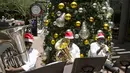 Sebuah band kuningan kecil memainkan lagu-lagu Natal untuk pembeli di sebuah mal di Johannesburg, Jumat (24/12/2021). (AP Photo/Denis Farrell)