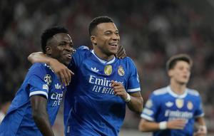 Kylian Mbappe dari Real Madrid, kanan, merayakan gol keempat timnya bersama rekan setimnya, Vinicius Junior, dalam pertandingan pembuka Liga Champions antara Olympiacos dan Real Madrid, di Pelabuhan Piraeus, dekat Athena, Yunani, Rabu, 26 November 2025. (Foto AP/Petros Giannakouris)