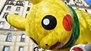 Balon raksasa Pikachu memeriahkan parade perayaan Hari Thanksgiving di kawasan Sixth Avenue, New York, Kamis (28/11/2019). Parade yang membelah jalanan kota New York ini selalu ditunggu setiap tahunnya. (Theo Wargo/Getty Images/AFP)
