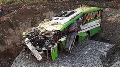 Kondisi sebuah bus antarkota yang jatuh ke jurang di dekat Kota Sablayan, Mindanao, Filipina, Rabu (21/3). Setidaknya 19 orang dinyatakan tewas dan puluhan lainnya luka-luka terluka dalam kecelakaan tersebut. (PDRRMO, Mindoro Occidental via AP)