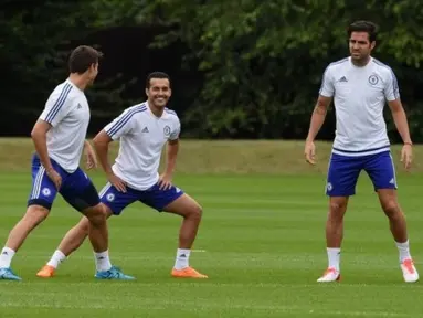 Setelah secara resmi bergabung dengan Chelsea dengan gelontoran dana sebesar 30 juta euro pada Kamis (20/8/2015),  Pedro Rodriguez langsung melakukan latihan di markas Chelsea dengan ditemani Cesc Fabregas. (Chelseafc.com)
