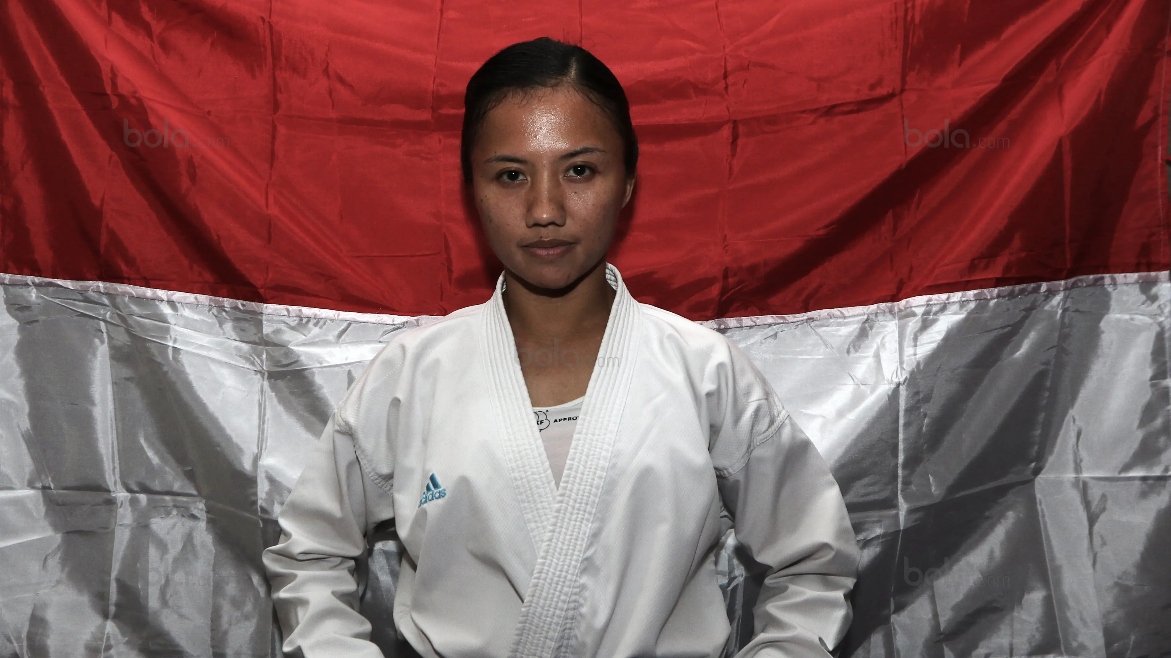 Karateka Putri Indonesia, Srunita Sari siap bertarung pada SEA Games 2017 di The Belezza, Permata Hijau, Jakarta, Senin (10/8/2017). (Bola.com/Nicklas Hanoatubun)