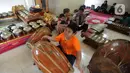 Anak-anak berlatih bermain alat musik tradisional di Sanggar Nirmalasari, Cinere, Depok, Jawa Barat, Minggu (9/2/2020). Sumber dana Sanggar Nirmalasari hanya diperoleh dari para siswa dan kantong pribadi pengasuh. (merdeka.com/Arie Basuki)