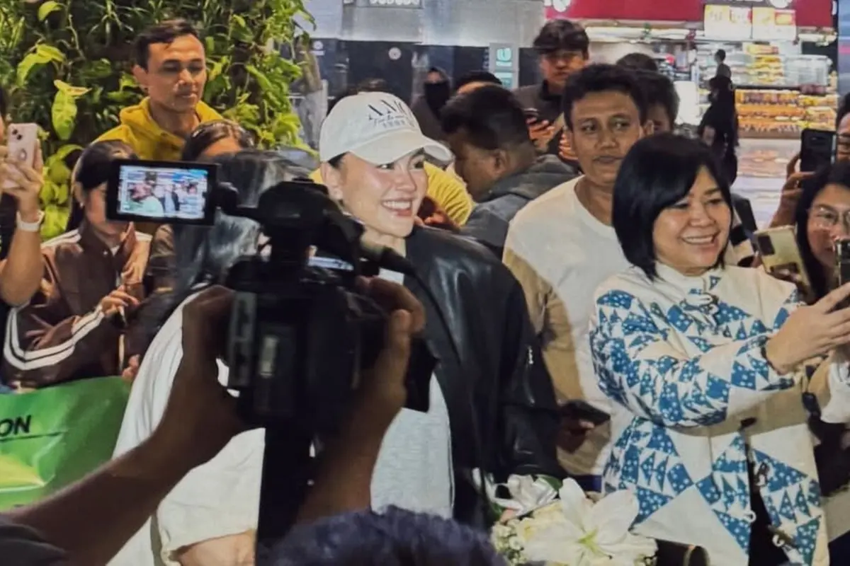 6 Potret Agnez Mo Pulang Indonesia Disambut Fans di Bandara, Penuh Kejutan