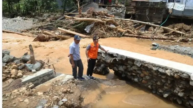 Bupati Trenggalek Nur Arifin saat meninjau lokaso banjir. (foto: kominfo trenggalek)