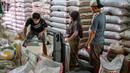 Para pekerja menyiapkan pesanan pelanggan di pasar beras utama di Jakarta pada Rabu 9 Juli 2025. (BAY ISMOYO/AFP)
