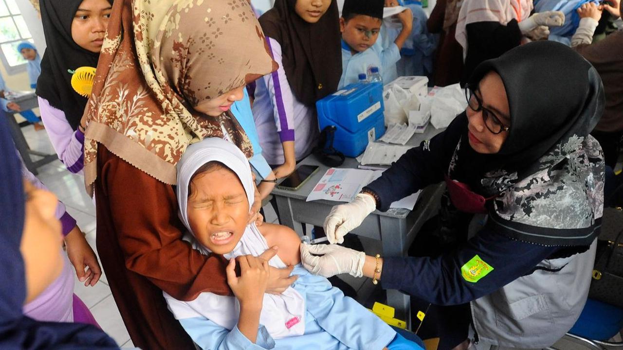 Puskesmas Cinere menggelar kegiatan pemberian vaksin (Human Papillomavirus) HPV Nusagard kepada puluhan siswi di SDI Al-Hidayah, Depok, Jawa Barat, pada Jumat (11/8/2023). Kegiatan ini merupakan bagian dari upaya Kementerian Kesehatan RI memulai perluasan