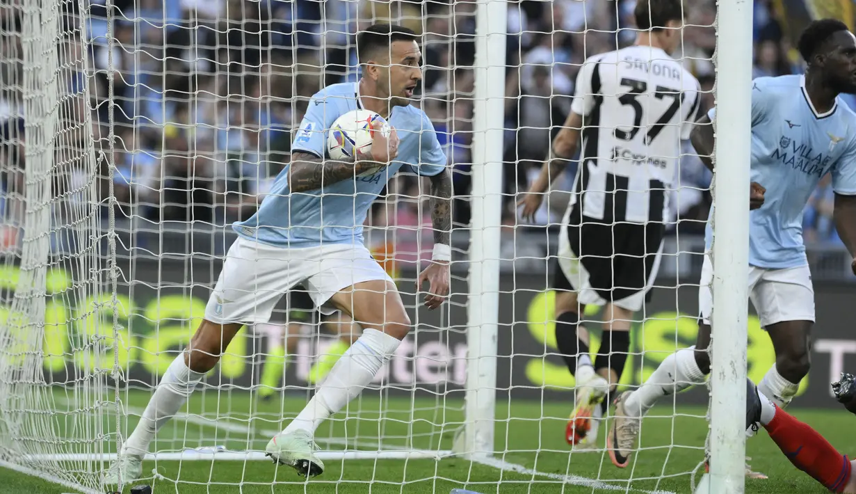 Pemain Lazio, Matias Vecino (kiri) merayakan gol penyeimbang 1-1 ke gawang Juventus dalam laga lanjutan Liga Italia 2024/2025 di Olympic Stadium, Roma, Italia, Sabtu (10/05/2025) waktu setempat. (AP Photo/LaPresse/Fabrizio Corradetti)