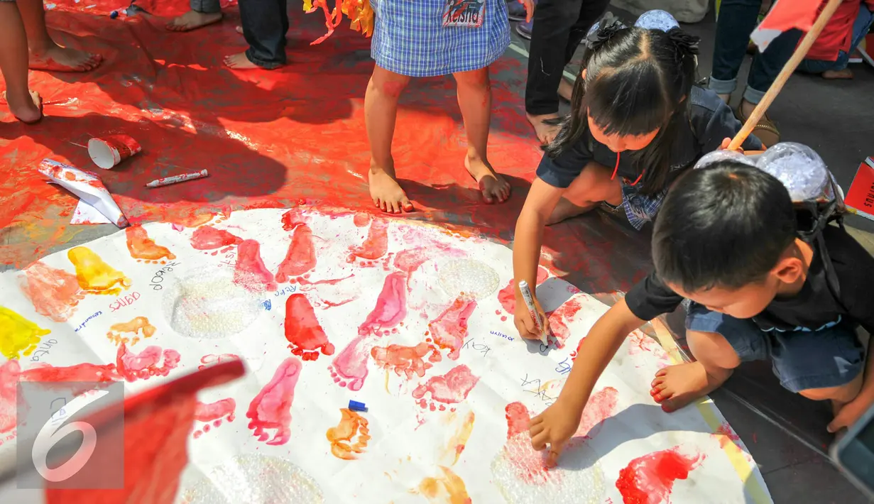 Sejumlah Anak PAUD menulis disebuah kain saat mengikuti Playday di Gedung KPK baru, Kuningan, Jakarta, Kamis (19/5). Komisi Pemberantasan Korupsi (KPK) adakan Playday Anti Korupsi yang diikuti anak-anak PAUD/TK. (Liputan6.com/Yoppy Renato)