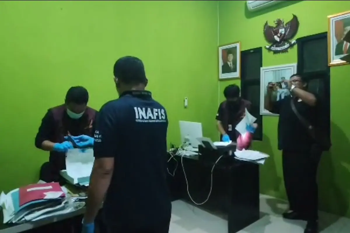 Bareskrim Mabes Polri menggeledah kantor Desa Kohod, Pakuhaji, Kabupaten Tangerang, Senin (10/2/2025) malam.