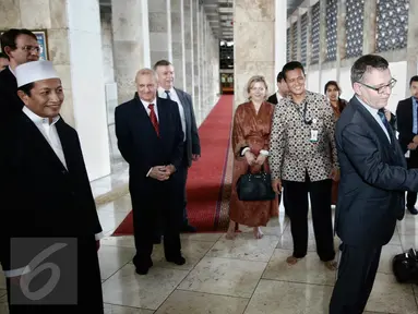 Menteri Luar Negeri Republik Ceko, Lubomir Zaoralek (kanan) saat mengunjungi ke Masjid Istiqlal, Jakarta, (26/2). Lubomir Zaoralek berkunjung ke beberapa tempat ibadah seperti Gereja Kathedral dan Masjid Istiqlal. (Liputan6.com/Faizal Fanani)