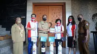 Petra Peduli Gereja Pantekosta Tabernakel beri bantuan tabung oksigen kepada Pemkot Makassar (Liputan6.com/Fauzan)