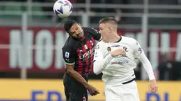 Penyerang AC Milan, Junior Messias berebut bola dengan pemain Spezia, Emil Holm dalam pertandingan lanjutan Liga Serie A Italia di stadion San Siro, di Milan, Italia, Minggu (6/11/2022). Kemenengan ini membuat AC Milan terus menempel Napoli dengan 29 poin di posisi kedua klasemen Serie A, berjarak enam poin. (AP Photo /Antonio Calanni)