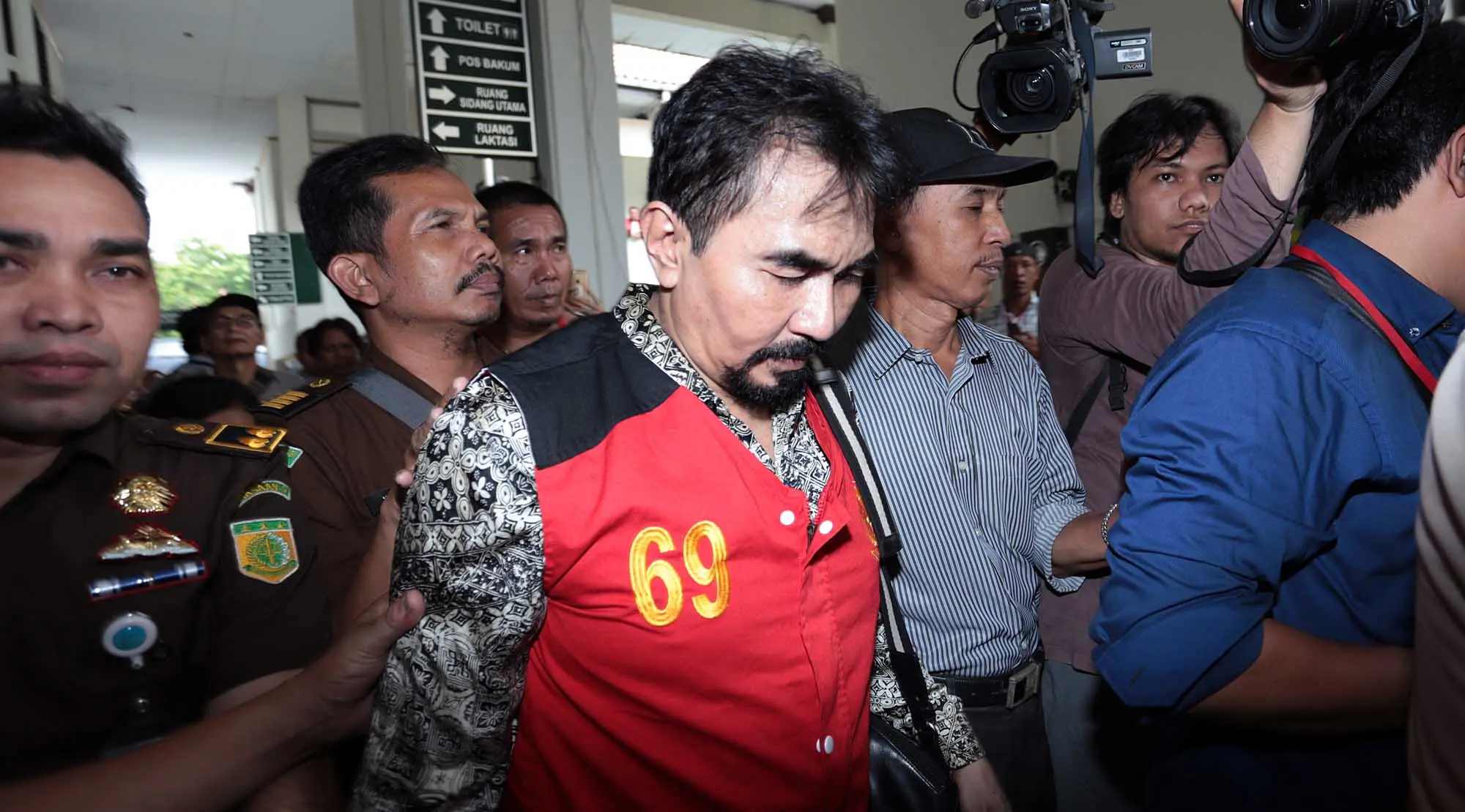 Tiba di PN, Gatot terlihat berbeda dari tahanan lain. Mantan guru spiritual Reza Artamevia itu tampil rapih dengan baju batik lengan panjang plus rompi tahanan. Celana panjang hitam dan sepatu pantofel warna senada. (Deki Prayoga/Bintang.com)