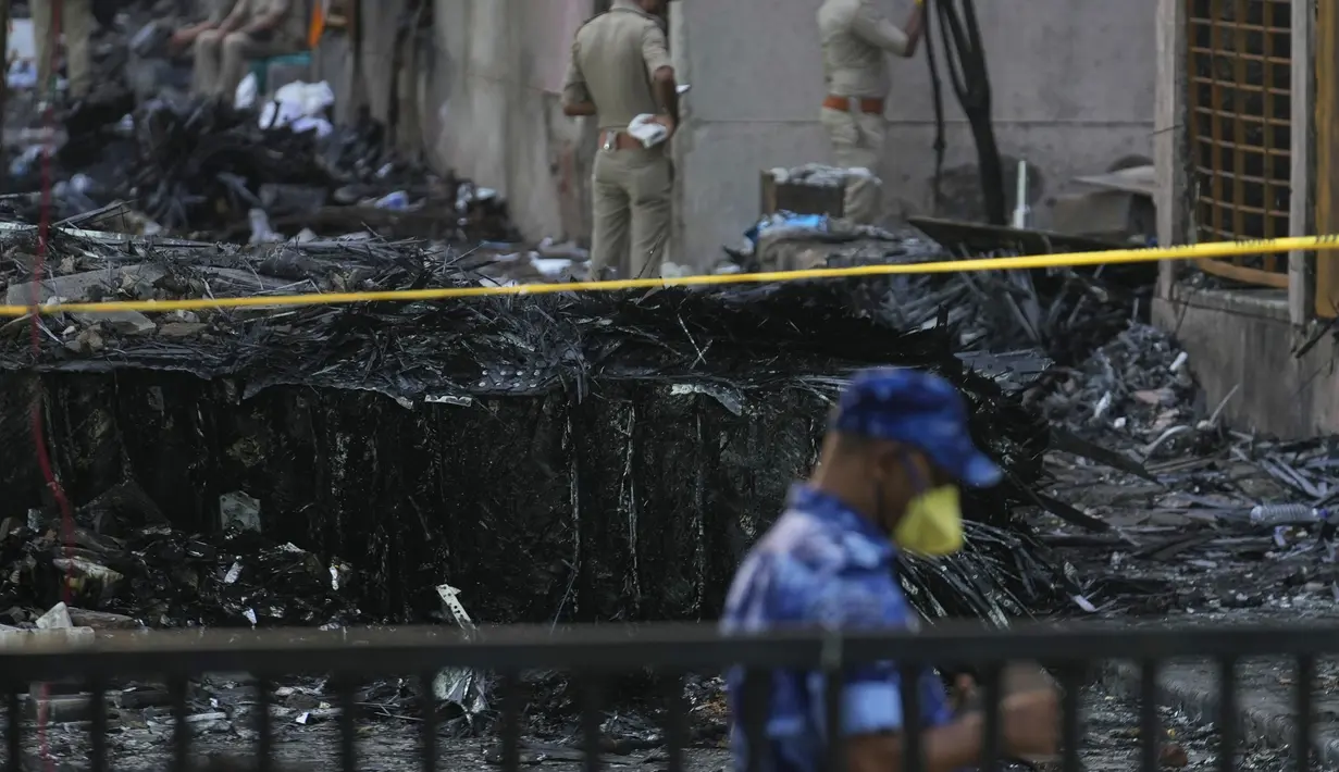Penyelidikan untuk memahami apa penyebab tragedi tersebut. (AP/Rafiq Maqbool)