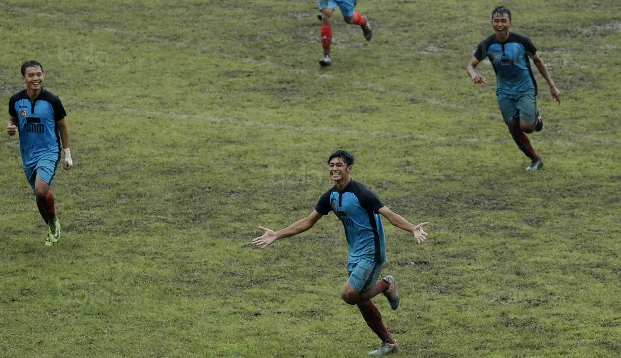 Pemain UMM, Alil Uqbah, melakukan selebrasi usai mencetak gol ke gawang UPI pada laga final Torabika Campus Cup 2017 di Stadion Cakrawala, Malang, Kamis (23/11/2017). UMM menang WO atas UPI. (Bola.com/M Iqbal Ichsan)