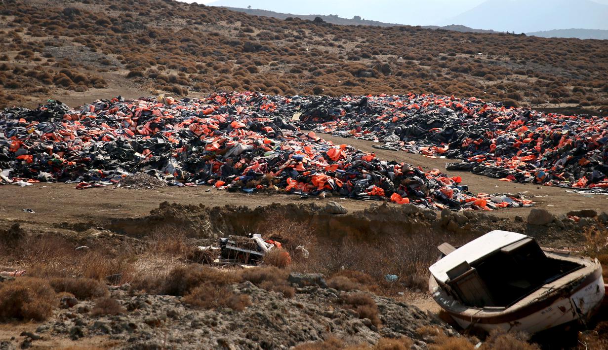 Ribuan jaket pelampung yang digunakan oleh para imigran dan pencari suaka tertumpuk di tempat pembuangan sampah di Mithymna, pulau Lesbos, Rabu (5/10). Para imigran mendarat di Yunani untuk mencari kehidupan baru di Eropa. (REUTERS/Alkis Konstantinidis)