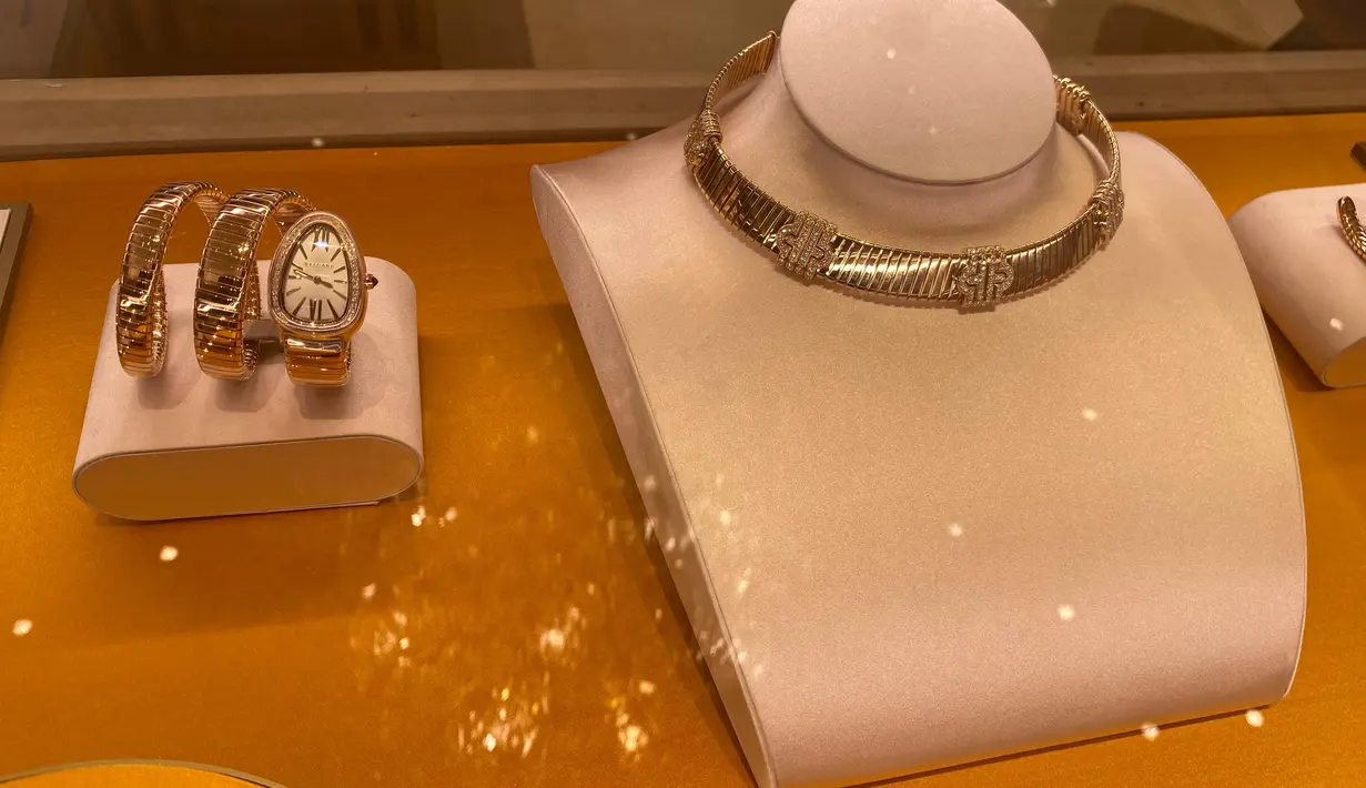 Dapat dikenakan sebagai perhiasan yang berdiri sendiri atau dipadukan degan sempurna, kreasi perhiasan ini sempurna untuk dipadukan dengan koleksi Bvlgari lainnya. Koleksi ini sudah dapat diintip di Bvlgari Plaza Indonesia. [ Foto doc: Bvlgari ]