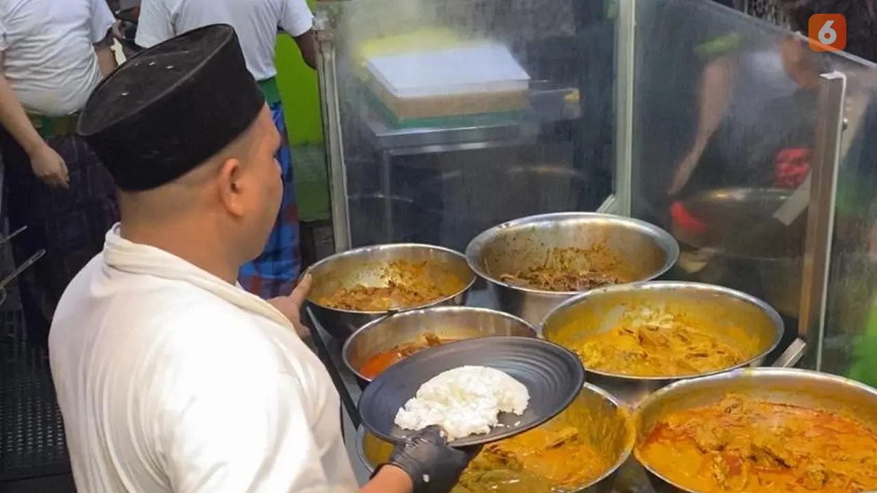 Restoran Hameediyah telah beroperasi sejak 1907. Berdirinya kedai nasi kandar ini berawal di bawah pohon di sebuah ladang di Lebuh Campbell, Penang, pada tahun 1907 (Dok. Liputan6.com/Teddy Tri Setio Berty).
