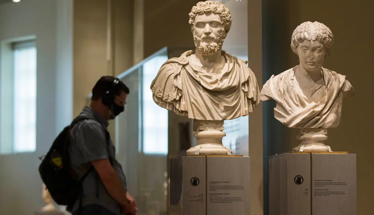 Seorang pria yang mengenakan masker mengunjungi Royal Ontario Museum (ROM) di Toronto, Kanada, pada 11 Juli 2020. Setelah ditutup sementara selama empat bulan, Royal Ontario Museum dibuka kembali untuk umum mulai Sabtu (11/7), dengan para pengunjung diwajibkan memakai masker. (Xinhua/Zou Zheng)