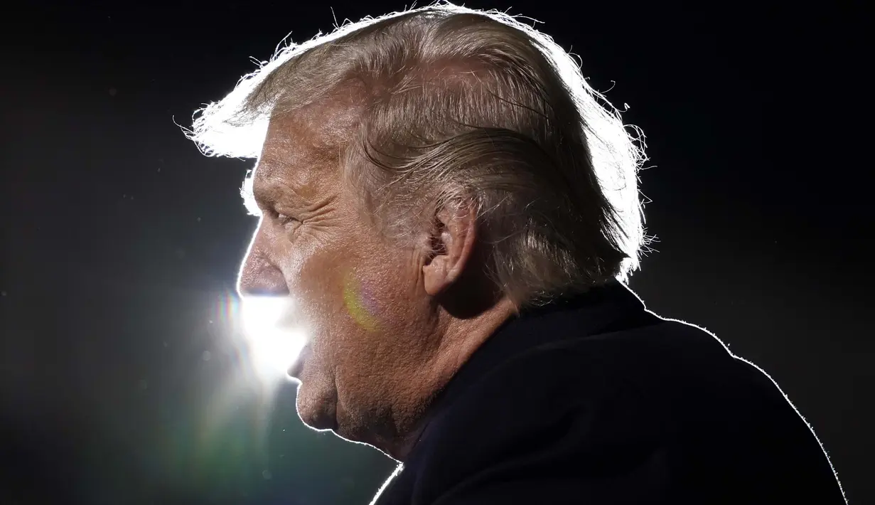 Presiden AS Donald Trump saat berbicara dalam rapat umum kampanye di Bandara Internasional Duluth di Duluth, Minnesota pada 30 September 2020. (AP Photo / Alex Brandon)