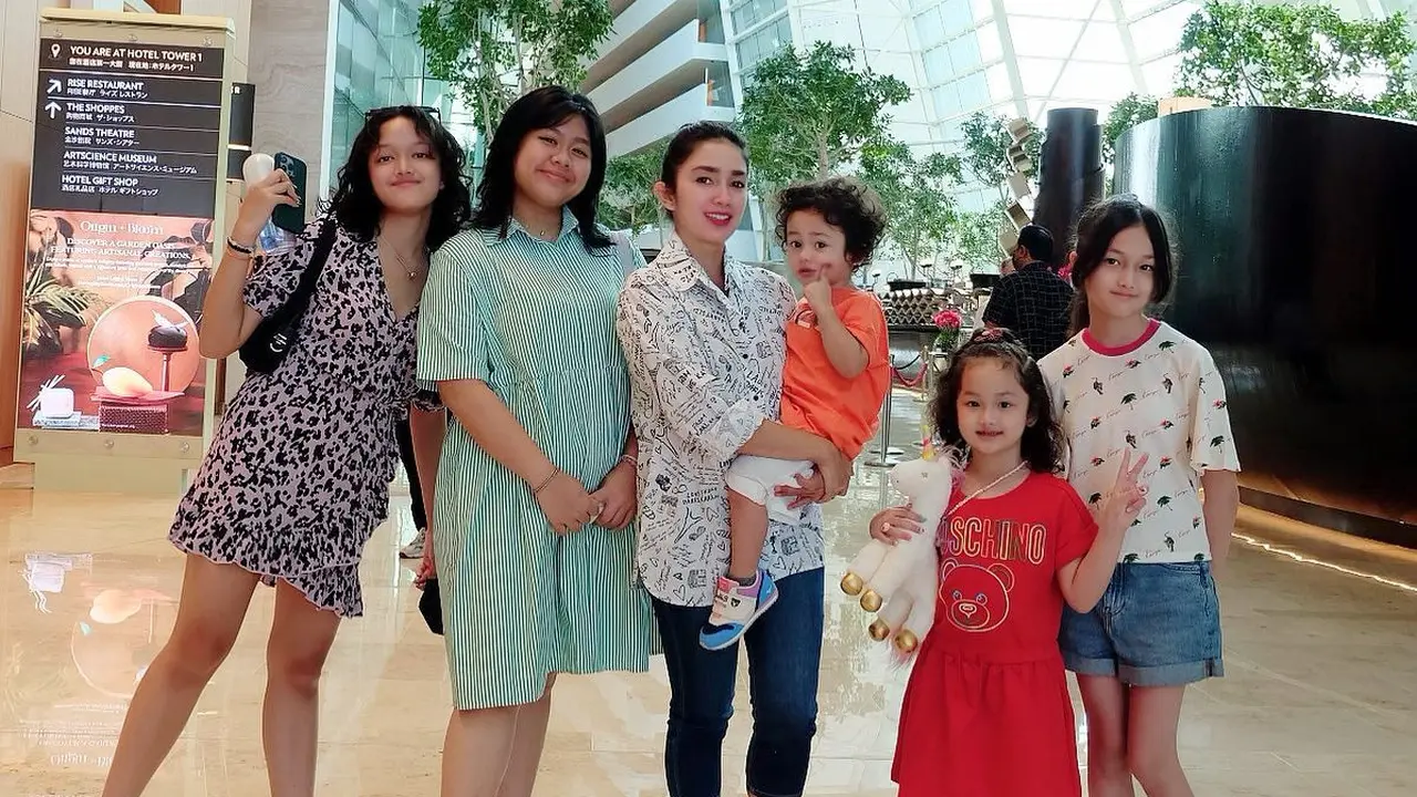 Potret Ussy Sulistiawaty bersama kelima anaknya. (Foto: Instagram/ussypratama)