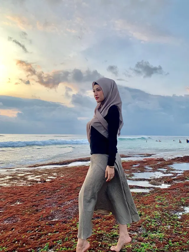 Della Perez berhijab