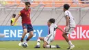 <p>Pemain Timnas Jerman U-17, David Odogu (tengah), berusaha menghentikan laju dari pemain Spanyol U-17,&nbsp;Hector Fort (kiri) saat pertandingan perempat final Piala Dunia U-17 2023 yang berlangsung di Jakarta International Stadium, Jumat (24/11/2023). (Bola.com/M Iqbal Ichsan)</p>