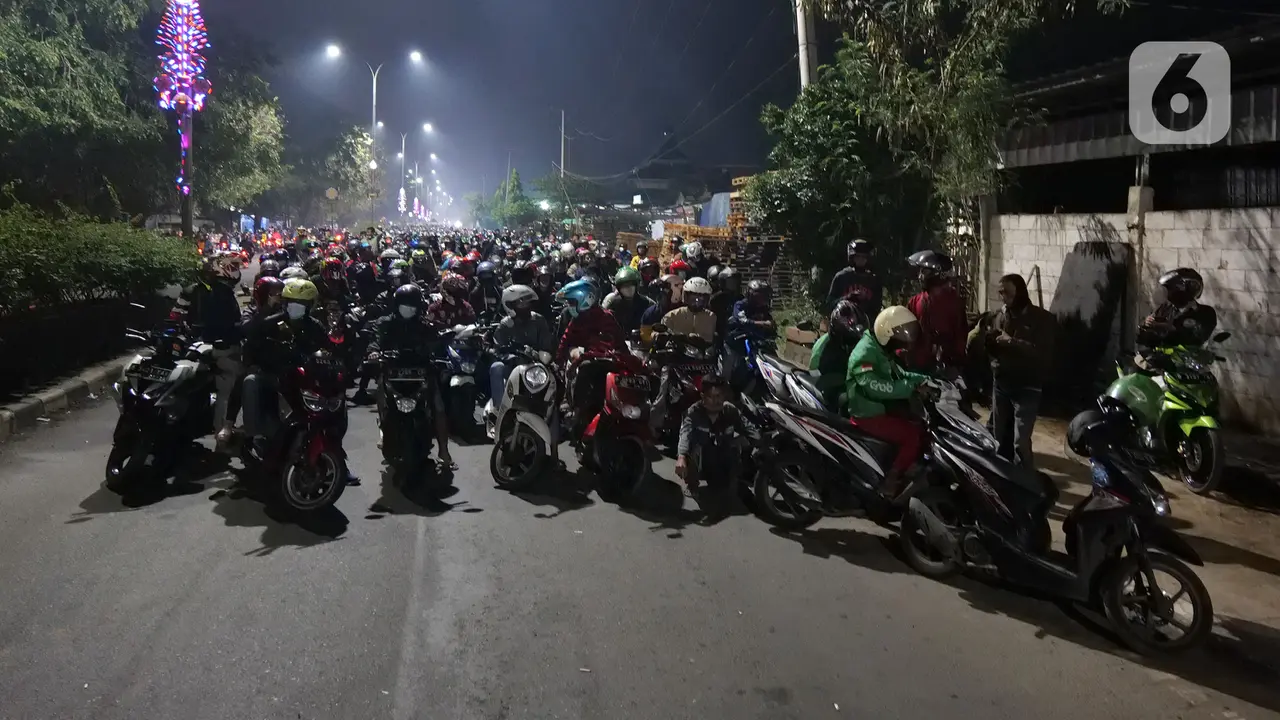 FOTO: Tolak Diputarbalikkan, Pemudik Motor Matikan Kendaraan di Posko Penyekatan Kedungwaringin