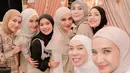 Kemudian Fitri Tropica yang mengenakan blouse dan hijab serba putih, dipadu long pants warna khaki. [@zaskiasungkar15].