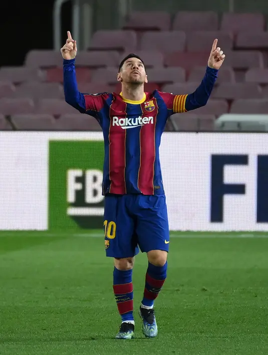 Penyerang Barcelona, Lionel Messi, melakukan selebrasi setelah mencetak gol ke gawang Athletic Bilbao pada pekan ke-21 Liga Spanyol 2020/21 di Stadion Camp Nou, Senin (1/2/2021) dini hari WIB. Barcelona sukses mengalahkan Athletic Bilbao dengan skor tipis 2-1. (LLUIS GENE / AFP)