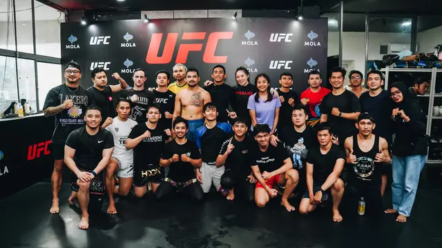 Jeka Saragih bersama peserta Warrior Workout di Jakarta