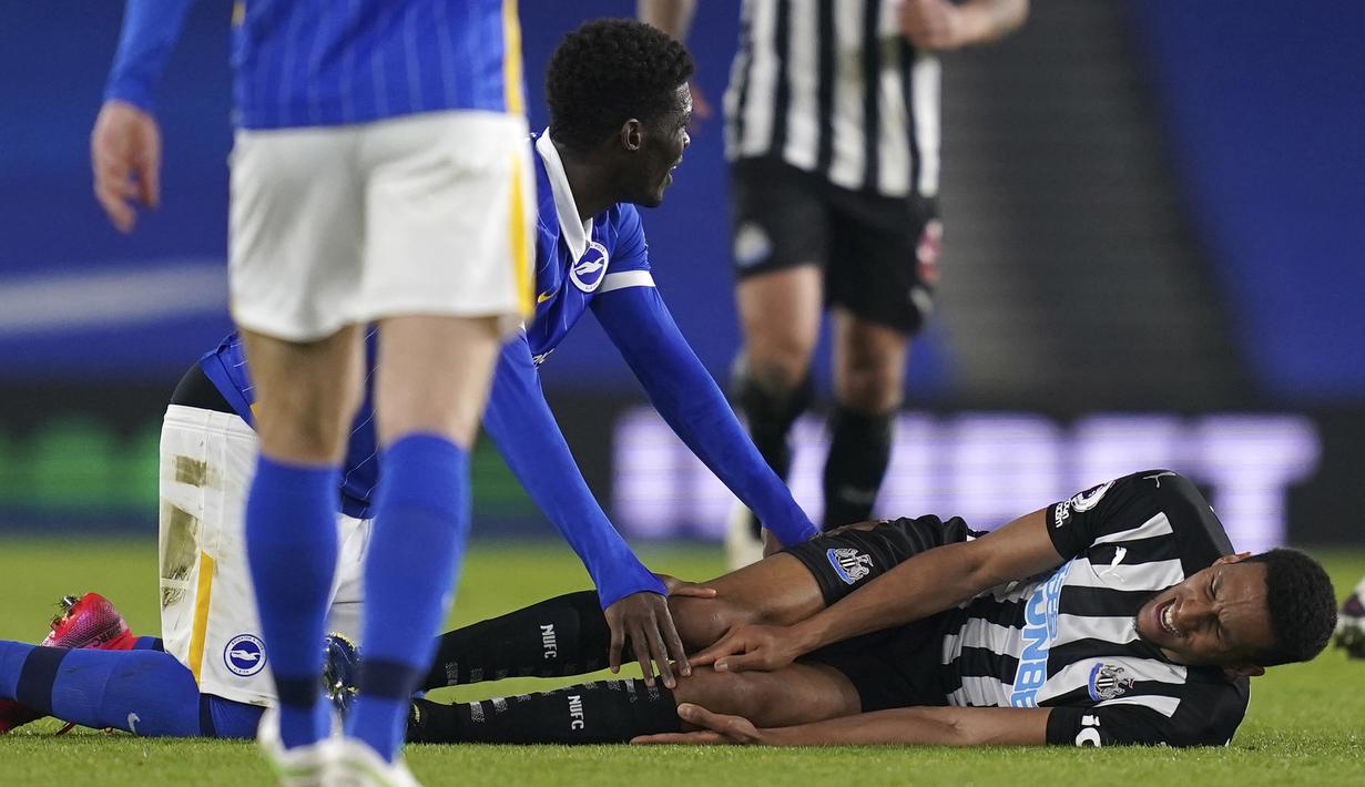 Gelandang Newcastle United, Isaac Hayden meringis kesakitan usai mengalami cedera saat menghadapi Brighton and Hove Albion dalam laga lanjutan Liga Inggris 2020/2021 pekan ke-29 di Falmer Stadium, Brighton, Sabtu (20/3/2021). Newcastle United kalah 0-3 dari Brighton. (AP/John Walton/Pool)