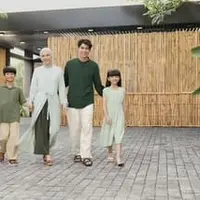 Hadirkan koleksi Hari Raya Essentials 2025! UNIQLO menawarkan paket lengkap untuk kenyamanan dan kebersamaan bersama keluarga. (Sumber: Uniqlo Indonesia).