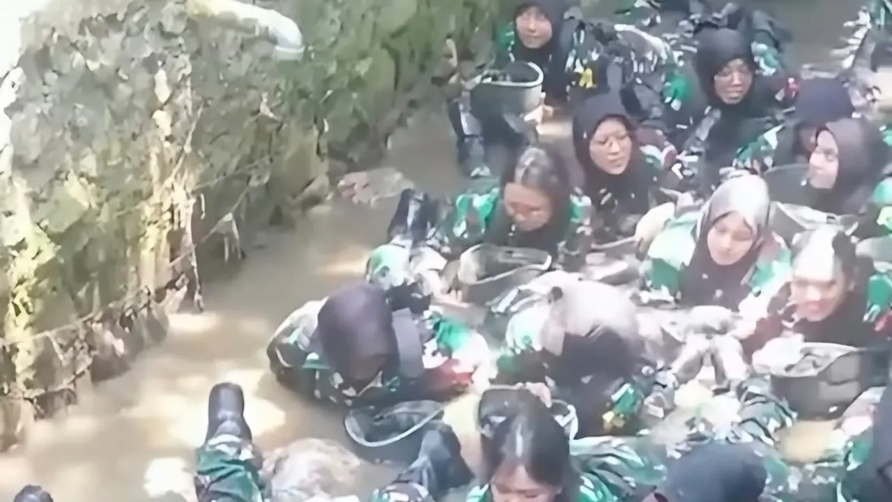 Viral Calon Manajer Kopdes Merayap di Got