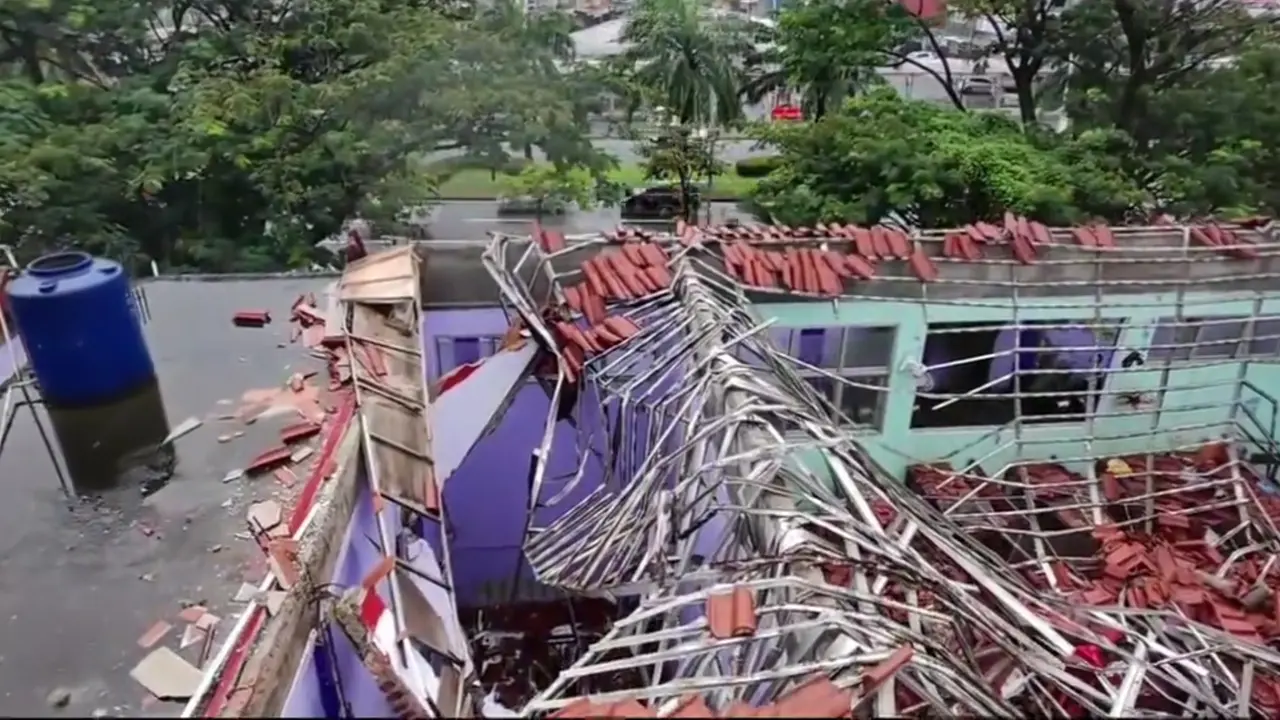 Atap Tiga Ruang Kelas SMAN 2 Gunungputri Bogor Ambruk