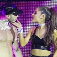 Ariana Grande dan Ricky Alvarez saat berkolaborasi di atas panggung (via dailymail.co.uk)