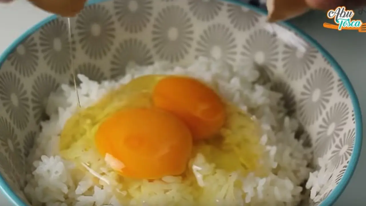 Resep nasi campur telur. (dok. Youtube Abu Tosca/https://www.youtube.com/watch?v=uBQ7cGk_Yg8&feature=youtu.be/Adhita Diansyavira)