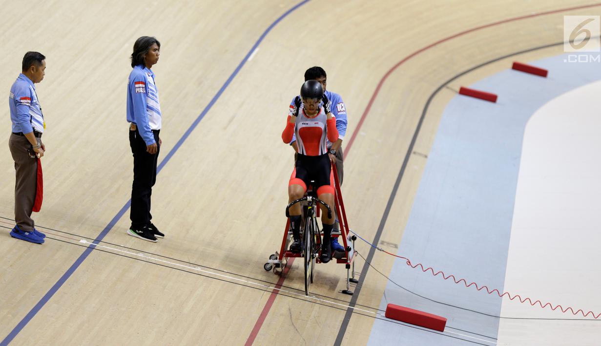 Pembalap sepeda Indonesia, Chrismonita Dwi Putri bersiap start di nomor Women Elite nomor 500m Time Trial Asian Track Championships 2019 di Jakarta International Velodrome, Kamis (10/1). Putri meraih mendali perunggu. (Bola.com/Yoppy Renato)